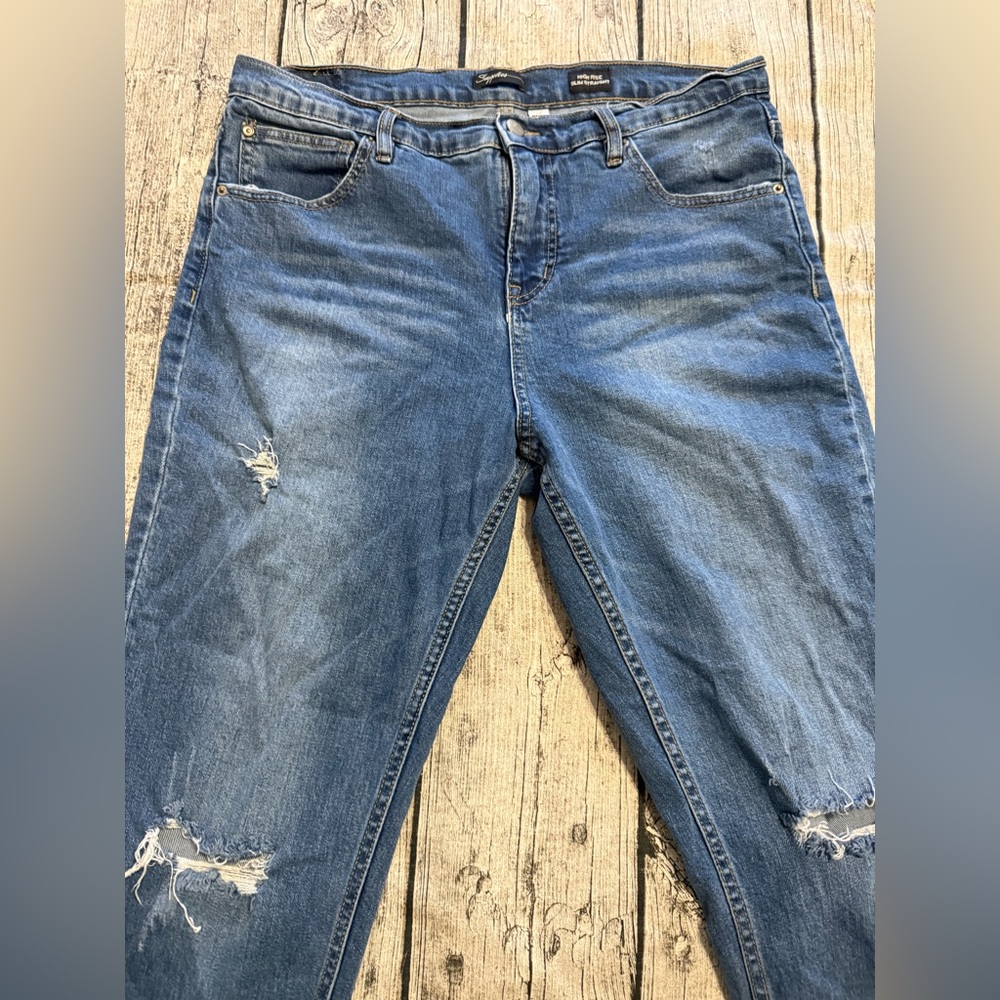 Women’s blue jeans size 14. Excellent condition. High rise.